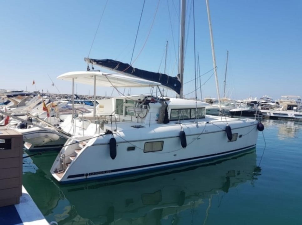 alquiler barco en Gijón. Paseo en catamarán en Gijón